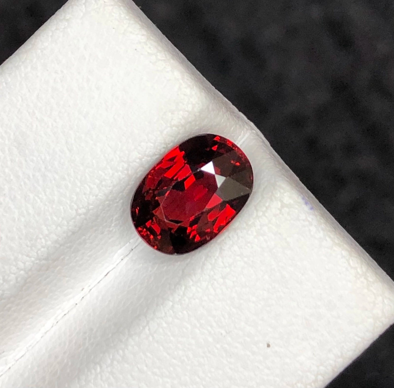 (3.69ct) Natürlicher Rhodolith-Granat - Lebhaftes Himbeerrot - Präziser Ovalschliff - Unbehandelt (WAV58)