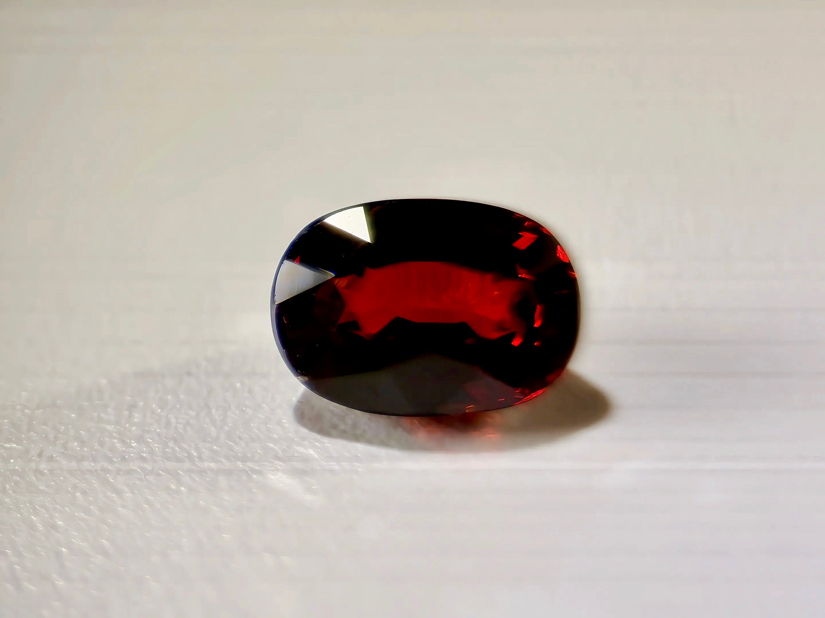 (3.69ct) Natürlicher Rhodolith-Granat - Lebhaftes Himbeerrot - Präziser Ovalschliff - Unbehandelt (WAV58)