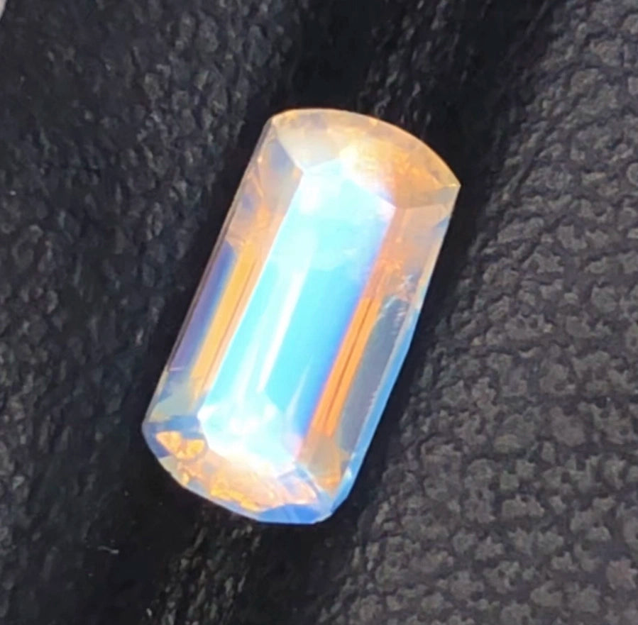 0.99ct Natural Rainbow Moonstone - Vivid Blue Flash - Top Quality Eye-Clean Gem (WAV81)