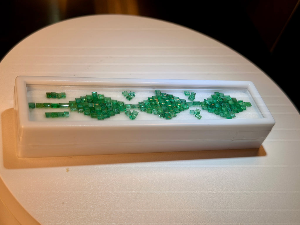(10.33) Columbian Emerald Melee Parcel (WAVS6)