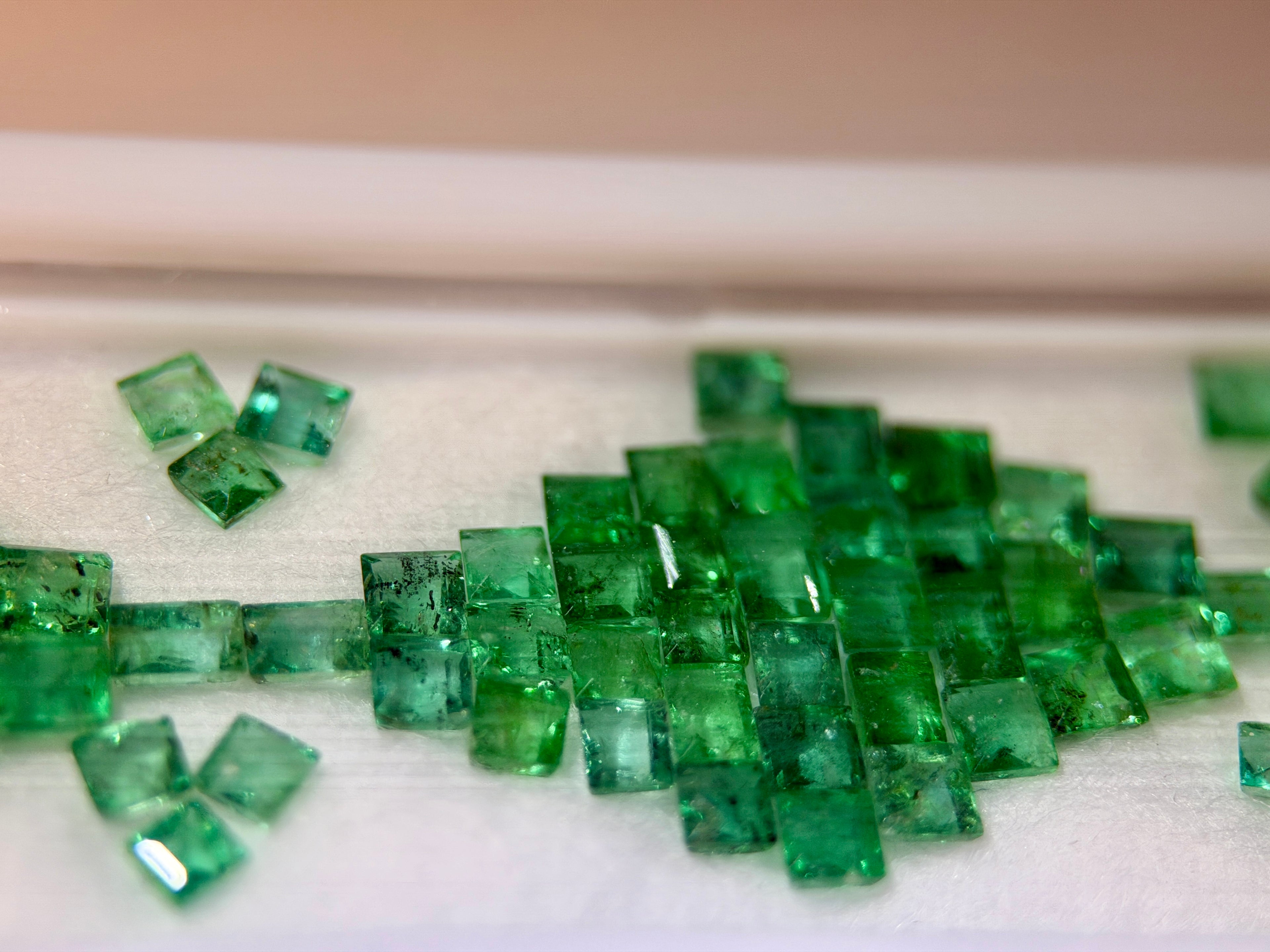 (10.33) Columbian Emerald Melee Parcel (WAVS6)