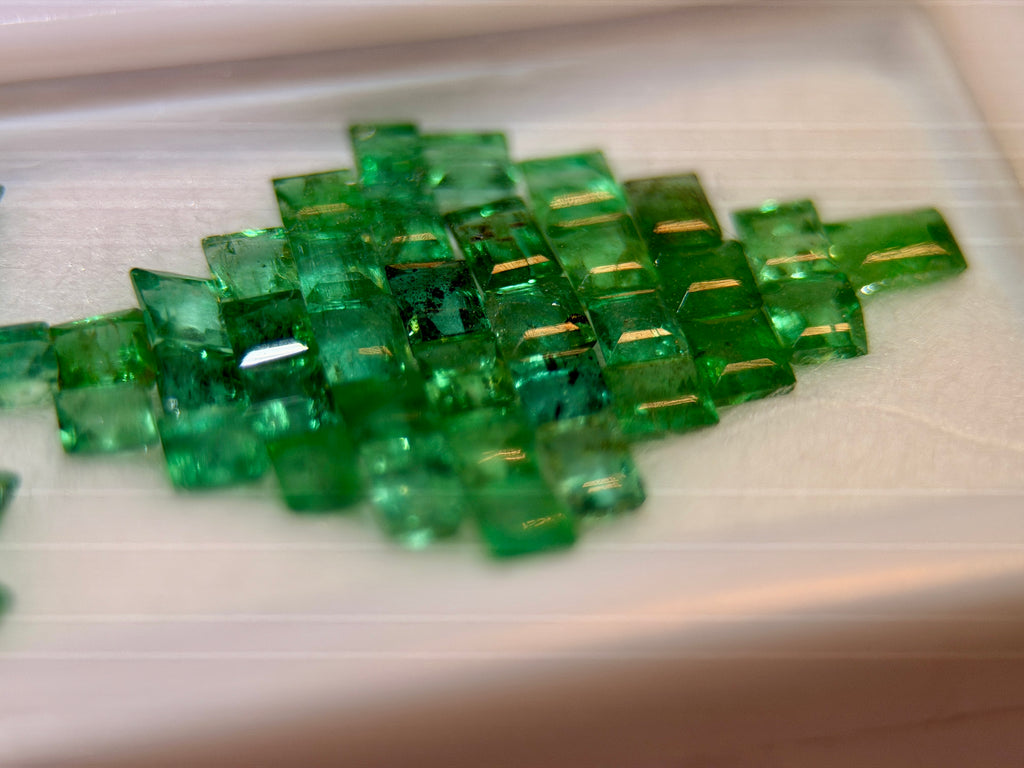 (10.33) Columbian Emerald Melee Parcel (WAVS6)