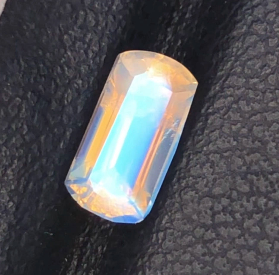 0.99ct Natural Rainbow Moonstone - Vivid Blue Flash - Top Quality Eye-Clean Gem (WAV81)