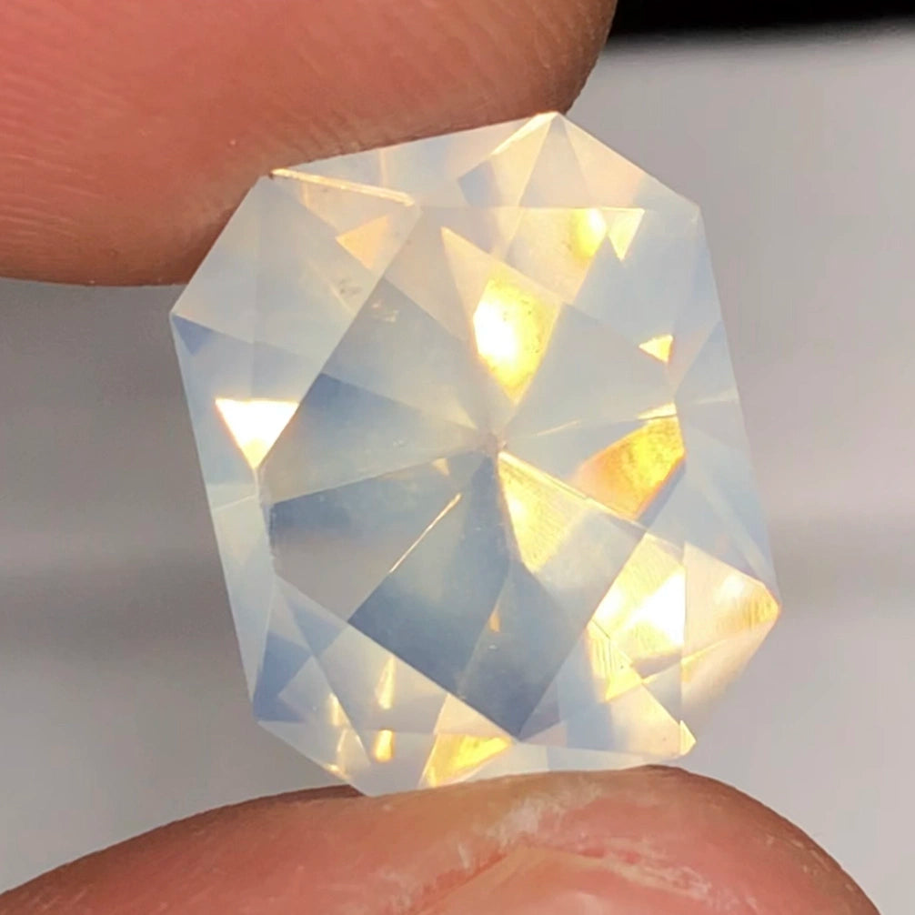 9.28 ct Natürlicher Milchquarz (Feldspat) – Präzisionsschliff – Ätherischer „Mondlicht“-Glanz (WAV86)