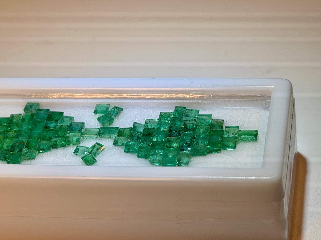 (10.33) Columbian Emerald Melee Parcel (WAVS6)