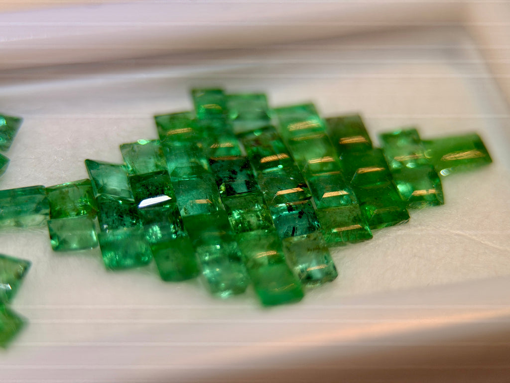 (10.33) Columbian Emerald Melee Parcel (WAVS6)