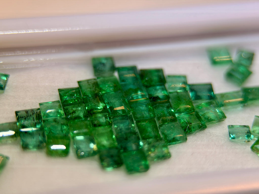 (10.33) Columbian Emerald Melee Parcel (WAVS6)