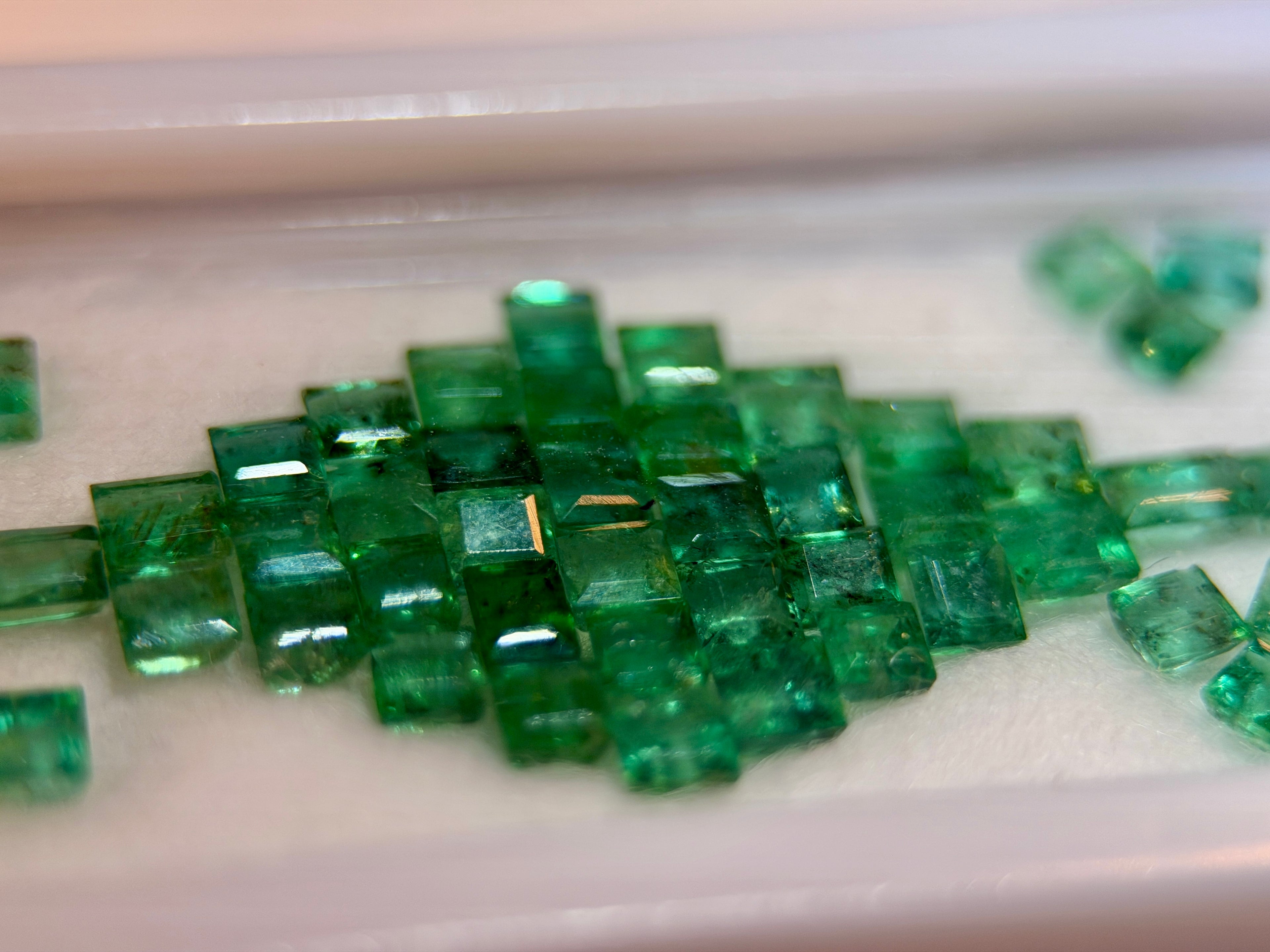 (10.33) Columbian Emerald Melee Parcel (WAVS6)