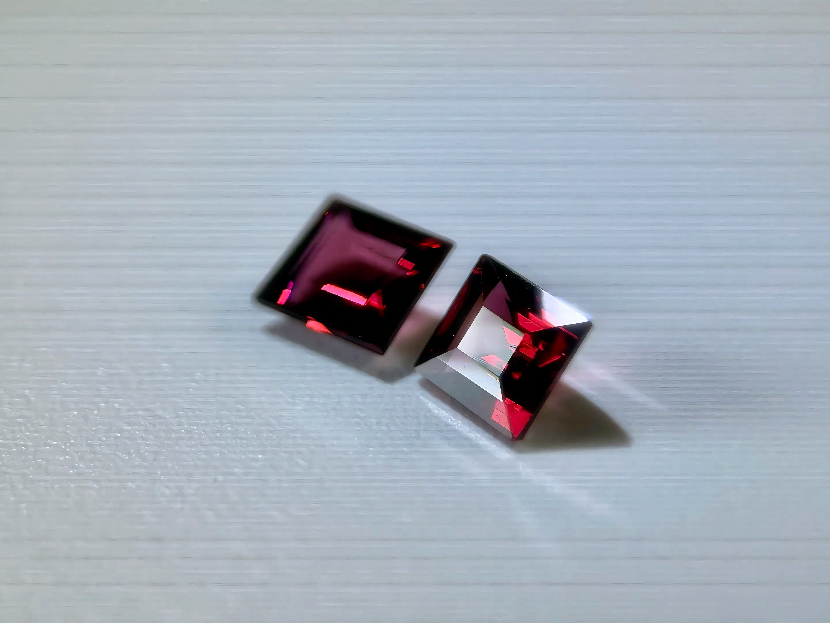 (2.39ct) Natural Rhodolite Garnet -(MATCHING PAIR)- VS Clarity Untreated (WAV42)