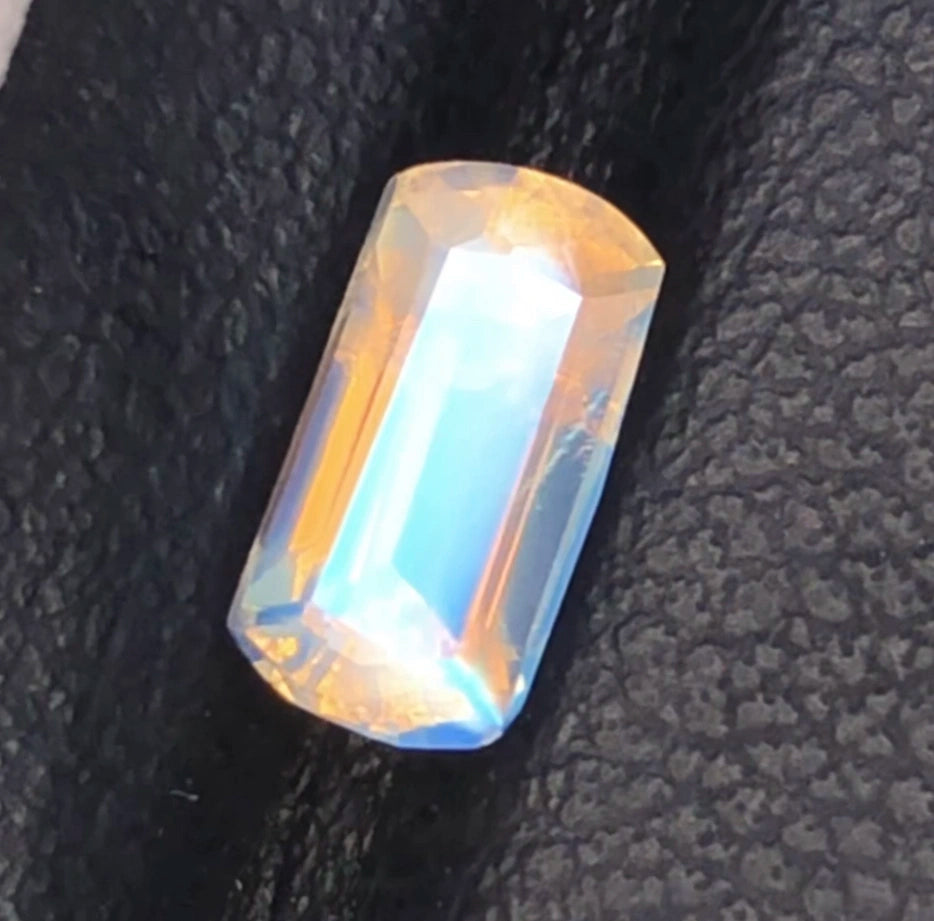0.99ct Natural Rainbow Moonstone - Vivid Blue Flash - Top Quality Eye-Clean Gem (WAV81)